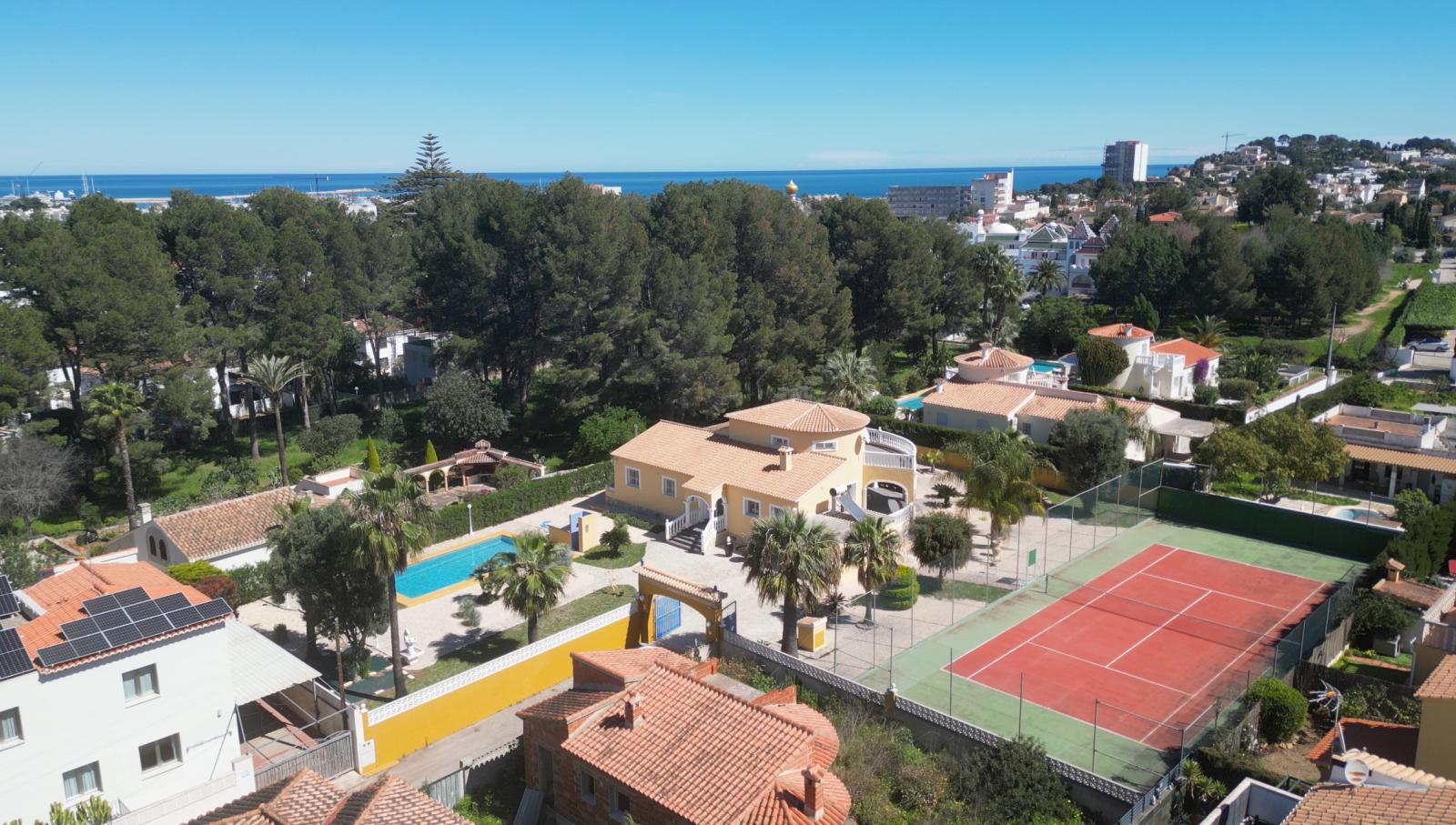 Villa muy bien cuidada con 2.185 m2 de terreno, gran piscina, pista de tenis, pozo, garaje, calefacción, aire acondicionado y muchos extras.