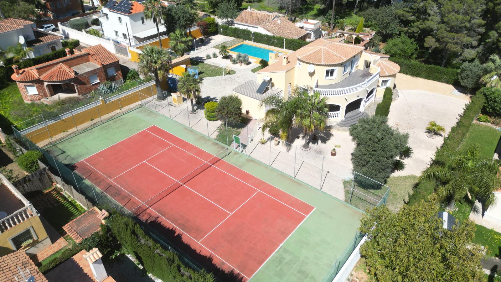 Villa muy bien cuidada con 2.185 m2 de terreno, gran piscina, pista de tenis, pozo, garaje, calefacción, aire acondicionado y muchos extras.