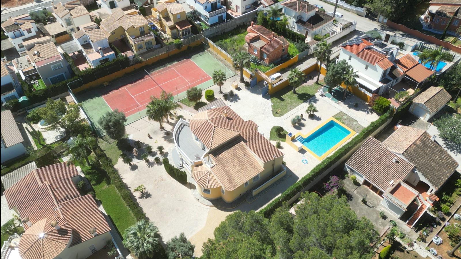 Villa muy bien cuidada con 2.185 m2 de terreno, gran piscina, pista de tenis, pozo, garaje, calefacción, aire acondicionado y muchos extras.