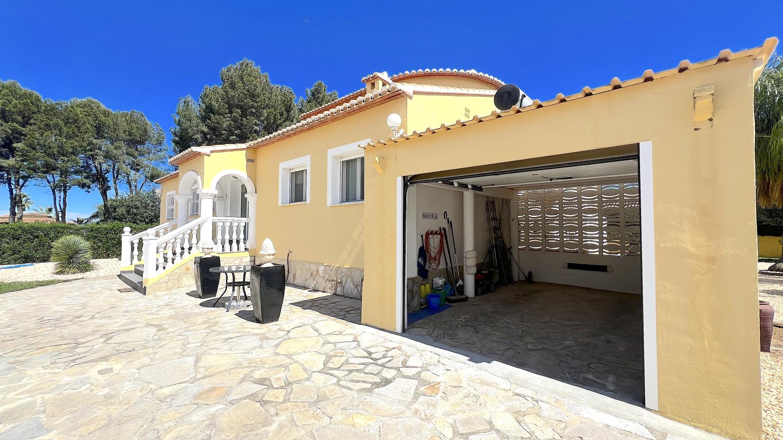 Villa muy bien cuidada con 2.185 m2 de terreno, gran piscina, pista de tenis, pozo, garaje, calefacción, aire acondicionado y muchos extras.
