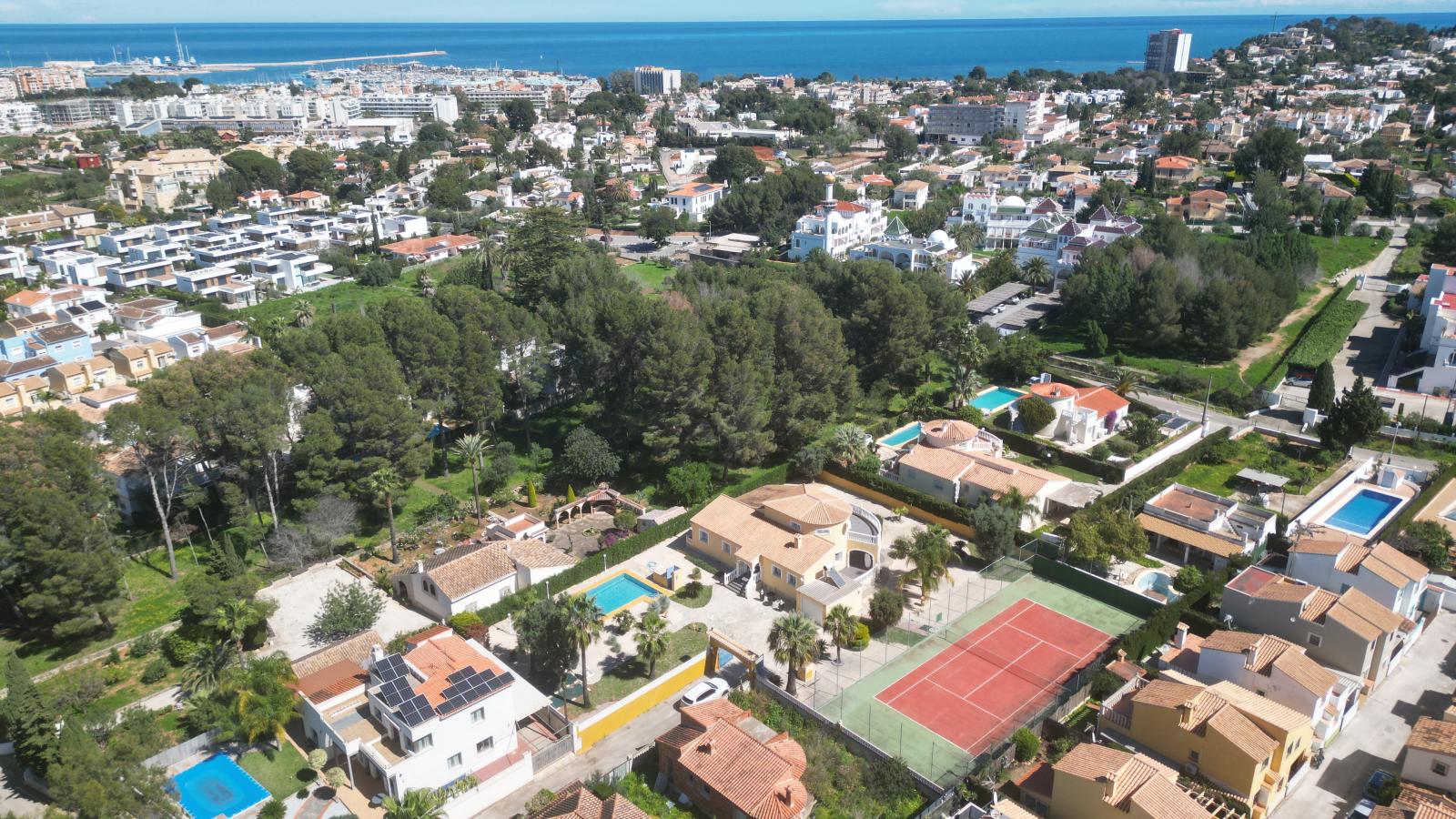 Villa muy bien cuidada con 2.185 m2 de terreno, gran piscina, pista de tenis, pozo, garaje, calefacción, aire acondicionado y muchos extras.