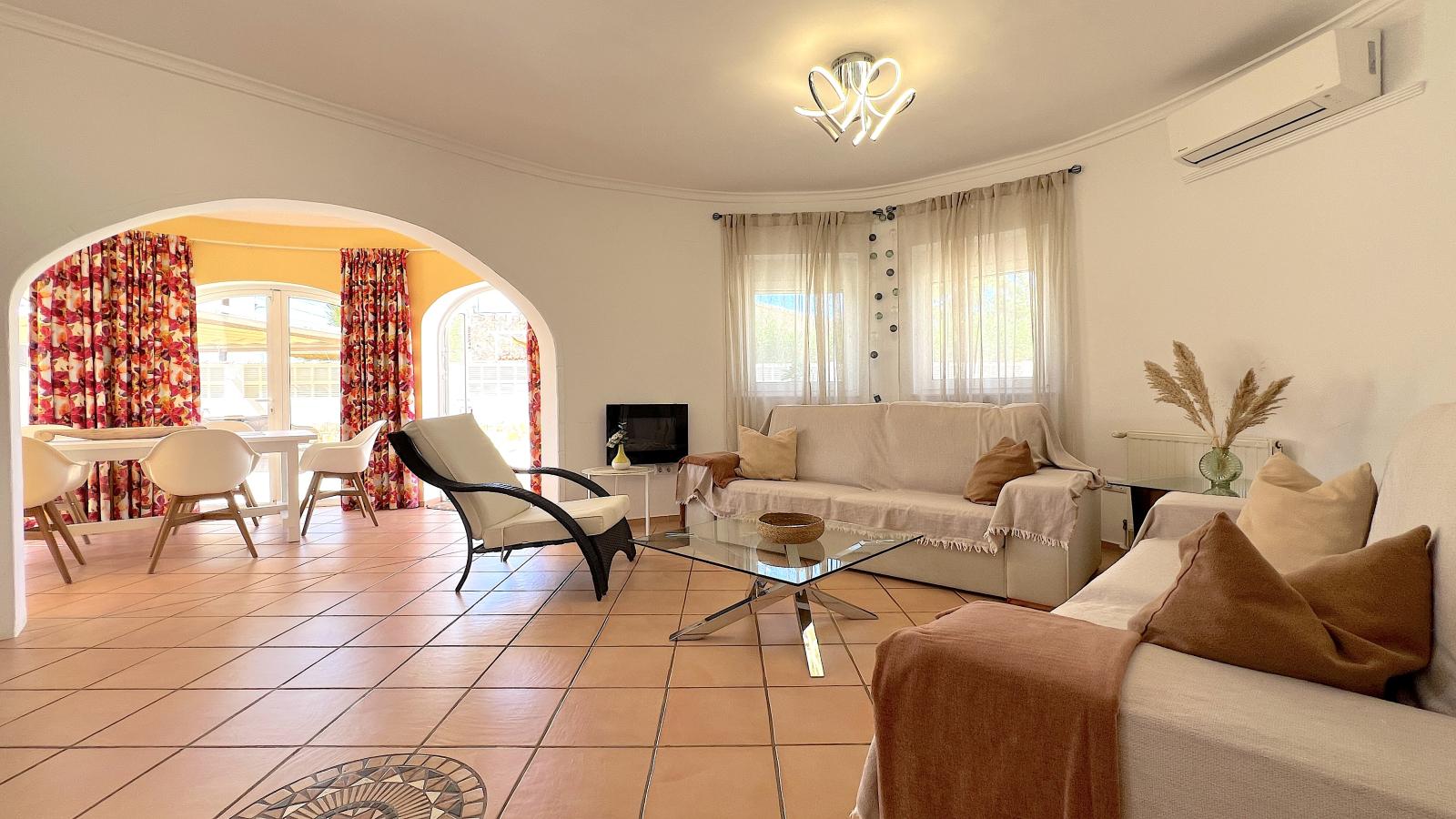 Impresionante villa de 4 dormitorios con piscina, cocina exterior y amplias terrazas.
