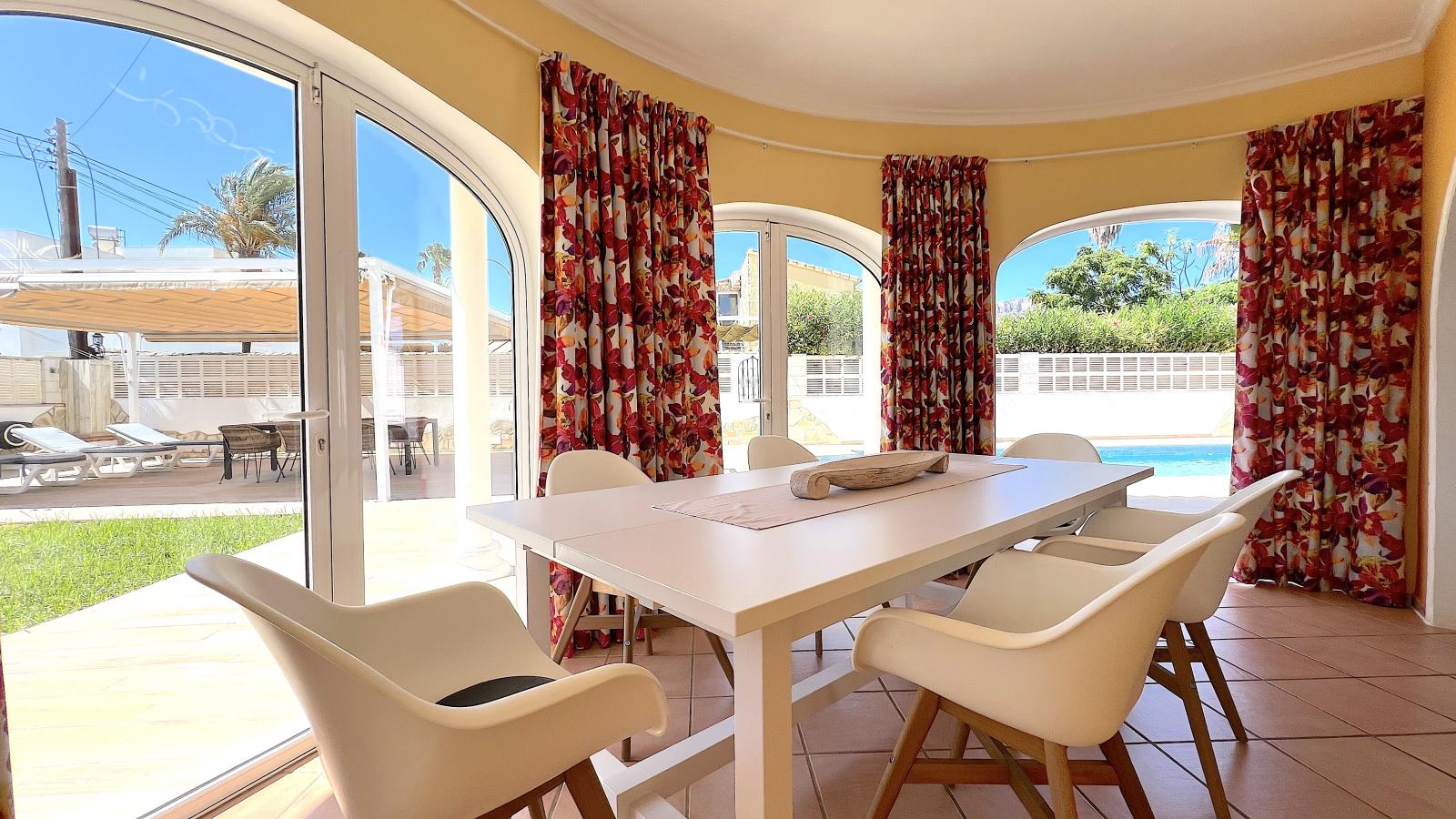 Impresionante villa de 4 dormitorios con piscina, cocina exterior y amplias terrazas.