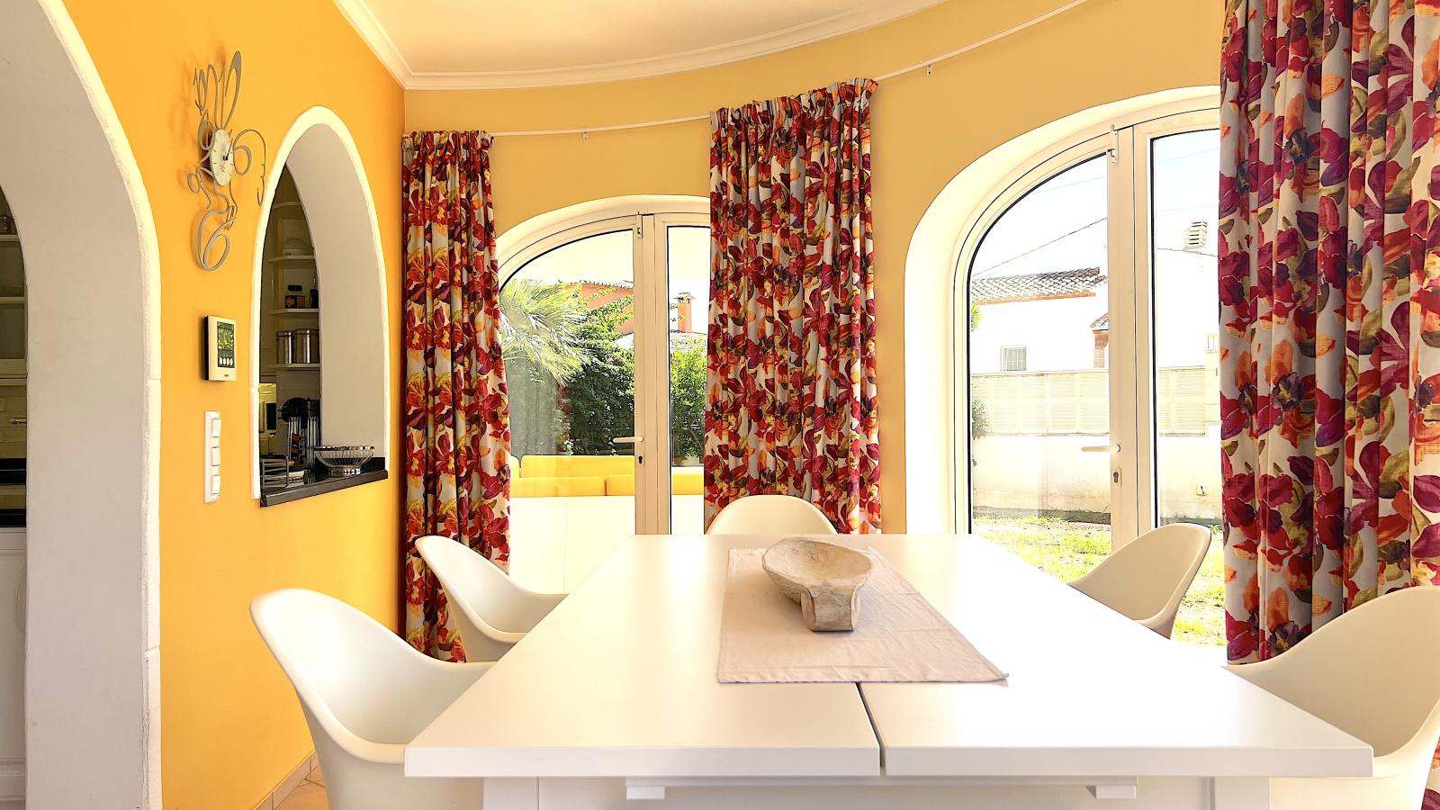 Impresionante villa de 4 dormitorios con piscina, cocina exterior y amplias terrazas.