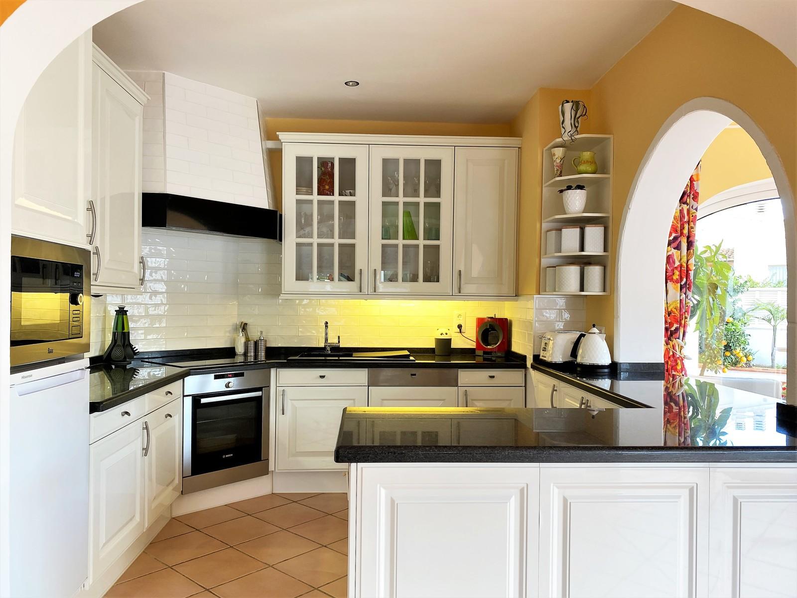 Impresionante villa de 4 dormitorios con piscina, cocina exterior y amplias terrazas.