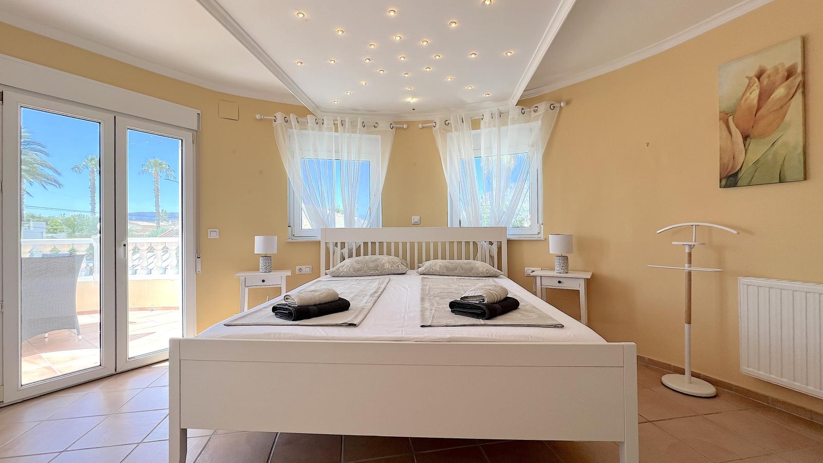 Impresionante villa de 4 dormitorios con piscina, cocina exterior y amplias terrazas.