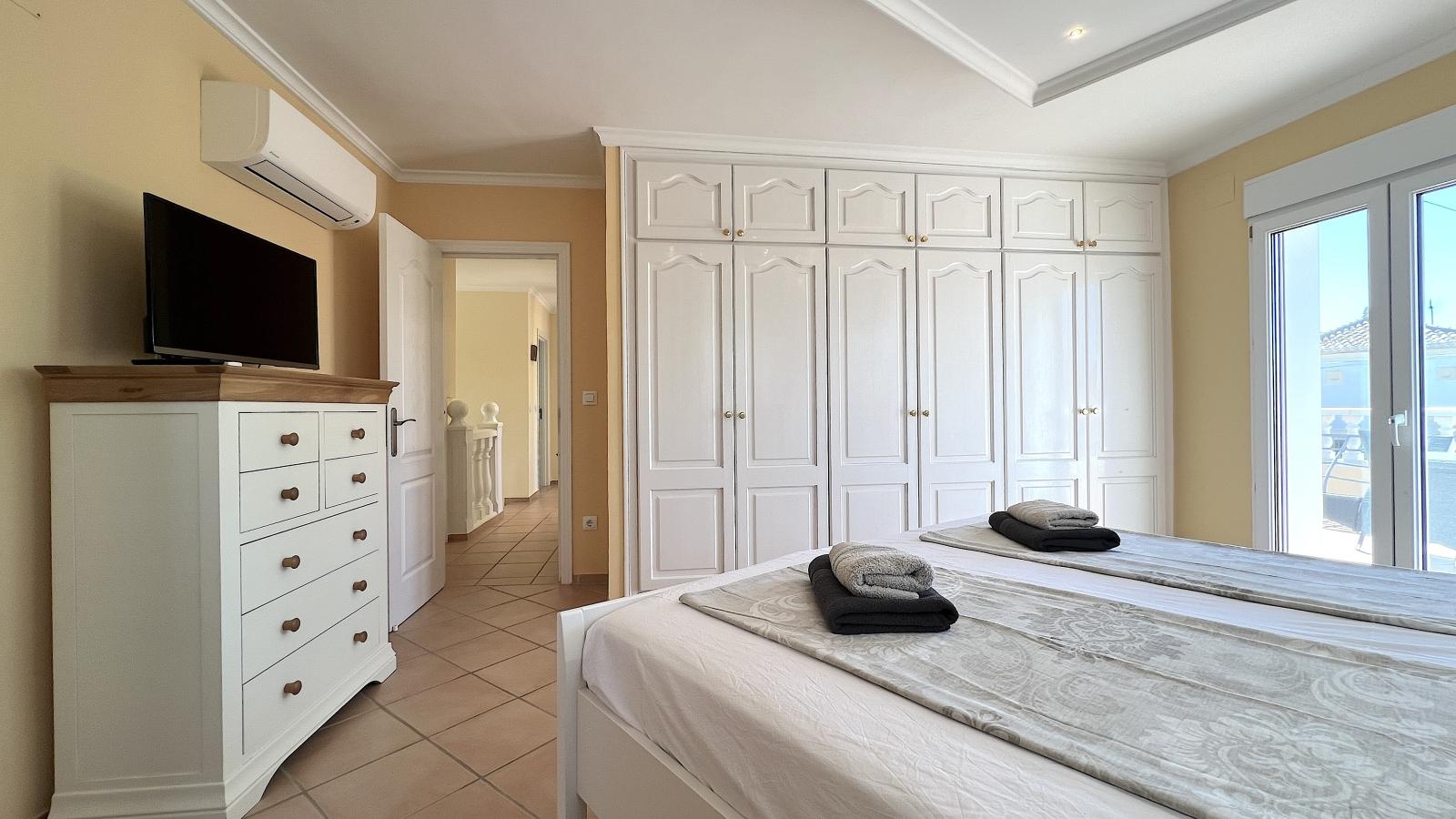 Impresionante villa de 4 dormitorios con piscina, cocina exterior y amplias terrazas.