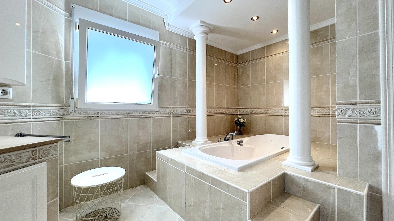 Impresionante villa de 4 dormitorios con piscina, cocina exterior y amplias terrazas.