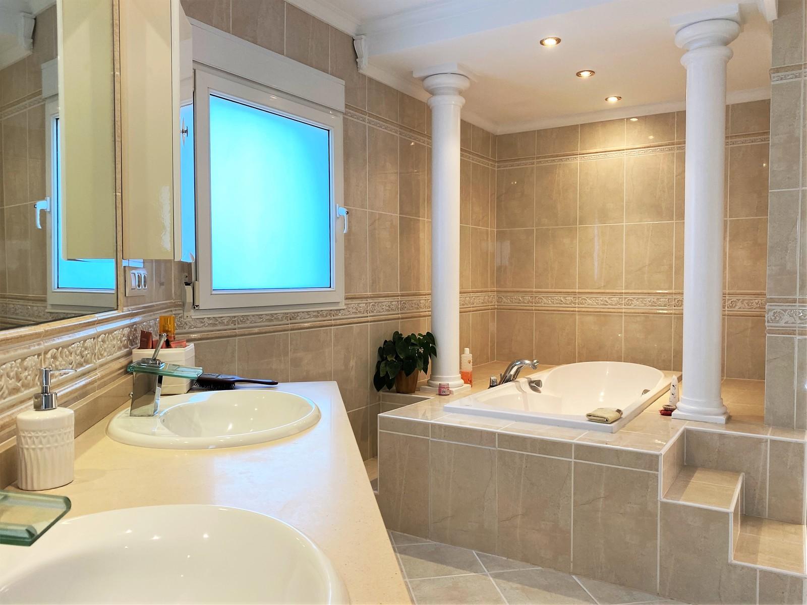 Impresionante villa de 4 dormitorios con piscina, cocina exterior y amplias terrazas.
