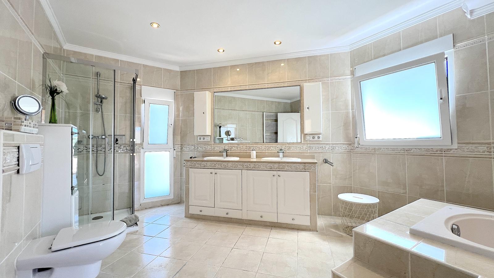 Impresionante villa de 4 dormitorios con piscina, cocina exterior y amplias terrazas.