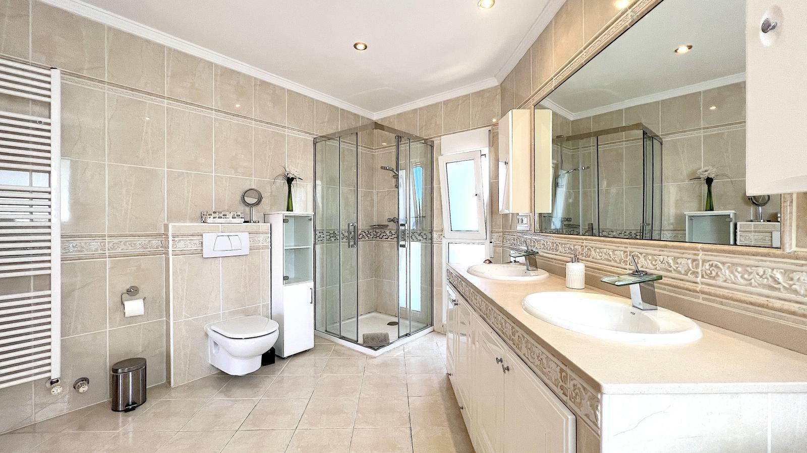 Impresionante villa de 4 dormitorios con piscina, cocina exterior y amplias terrazas.