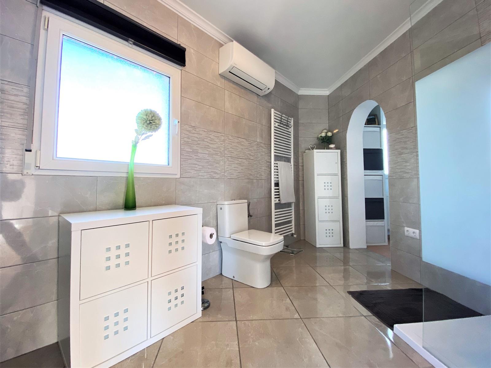 Impresionante villa de 4 dormitorios con piscina, cocina exterior y amplias terrazas.