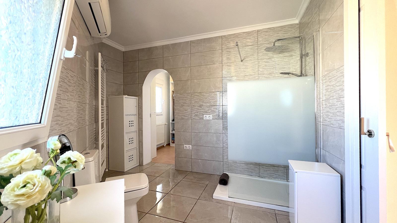 Impresionante villa de 4 dormitorios con piscina, cocina exterior y amplias terrazas.