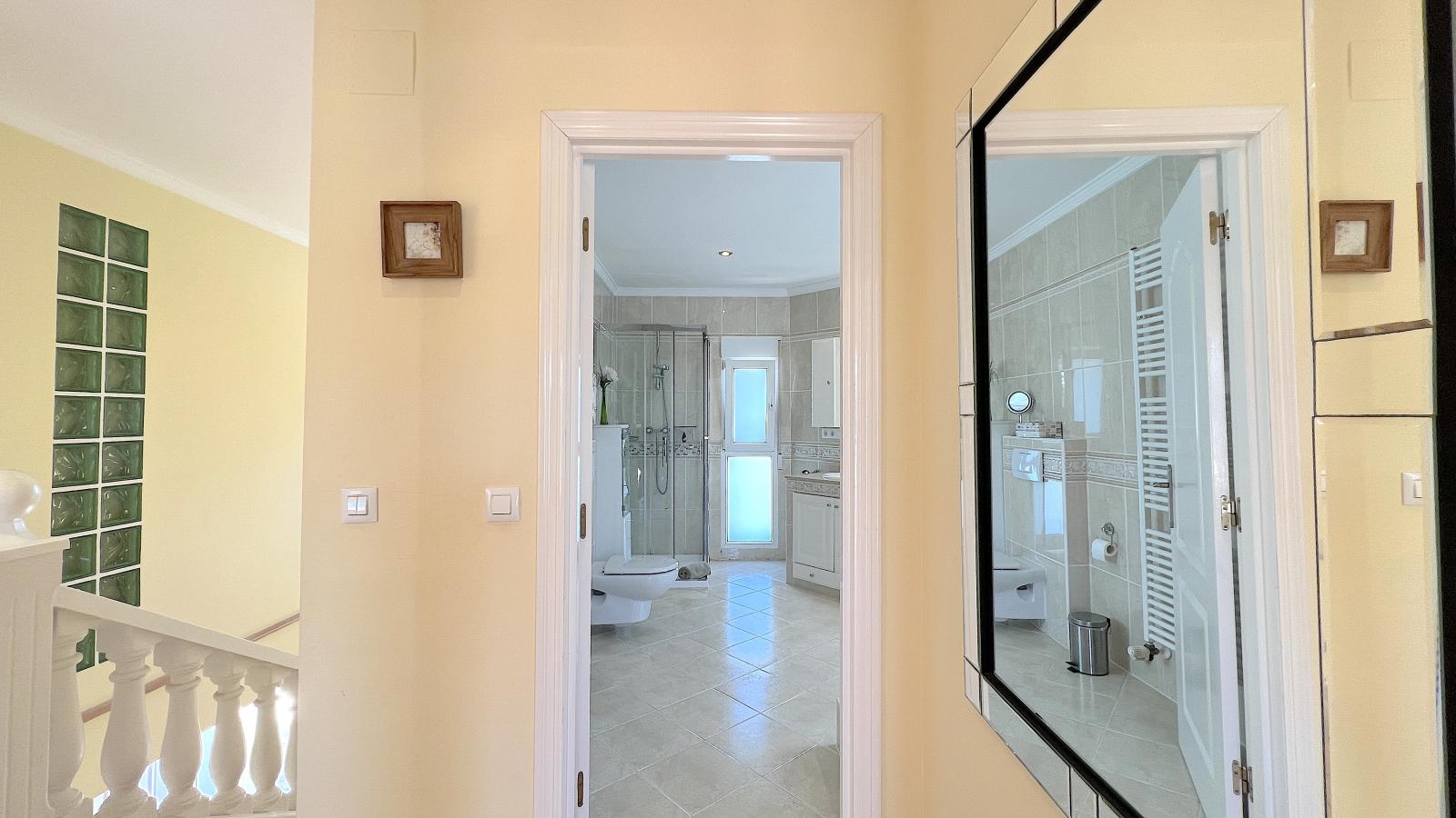 Impresionante villa de 4 dormitorios con piscina, cocina exterior y amplias terrazas.