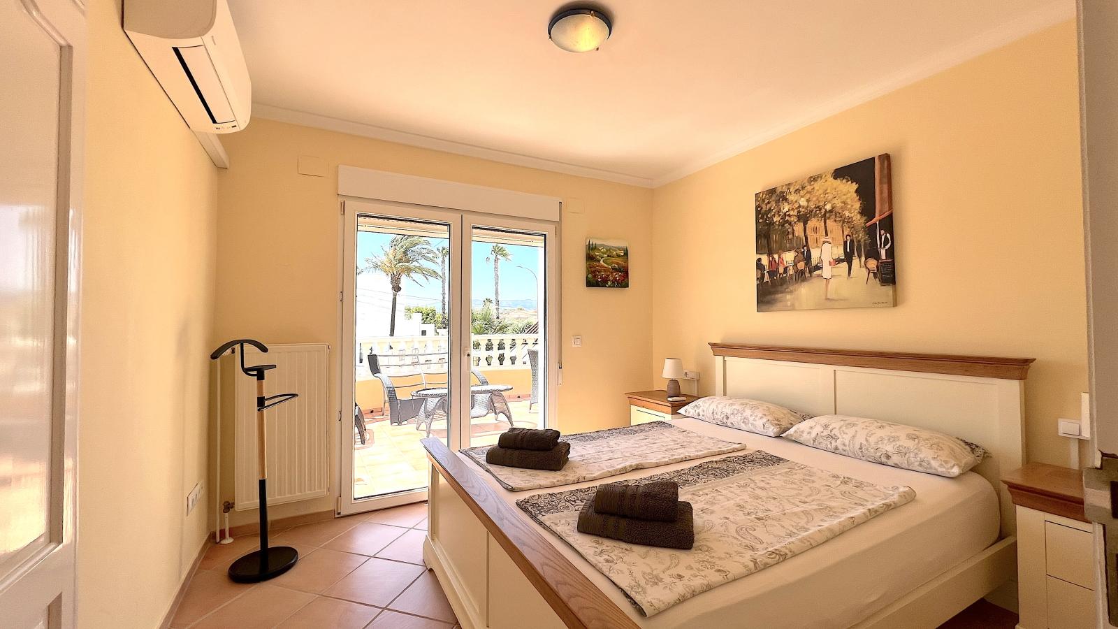 Impresionante villa de 4 dormitorios con piscina, cocina exterior y amplias terrazas.