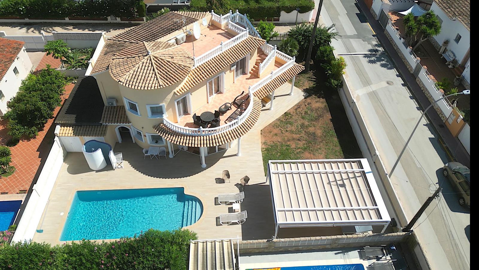 Impresionante villa de 4 dormitorios con piscina, cocina exterior y amplias terrazas.
