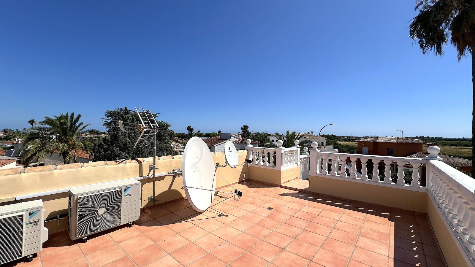 Impresionante villa de 4 dormitorios con piscina, cocina exterior y amplias terrazas.