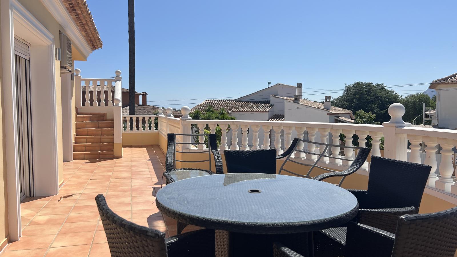 Impresionante villa de 4 dormitorios con piscina, cocina exterior y amplias terrazas.
