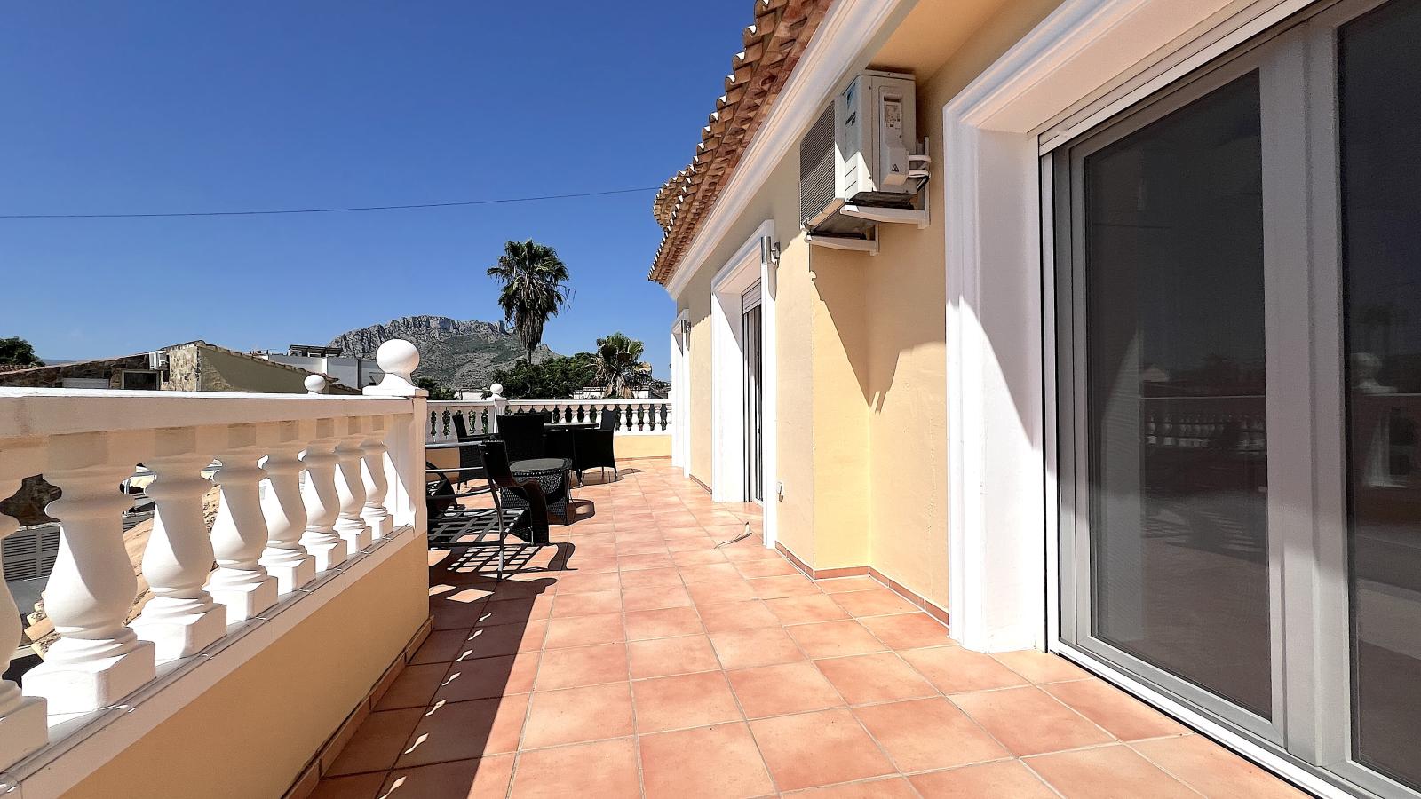 Impresionante villa de 4 dormitorios con piscina, cocina exterior y amplias terrazas.