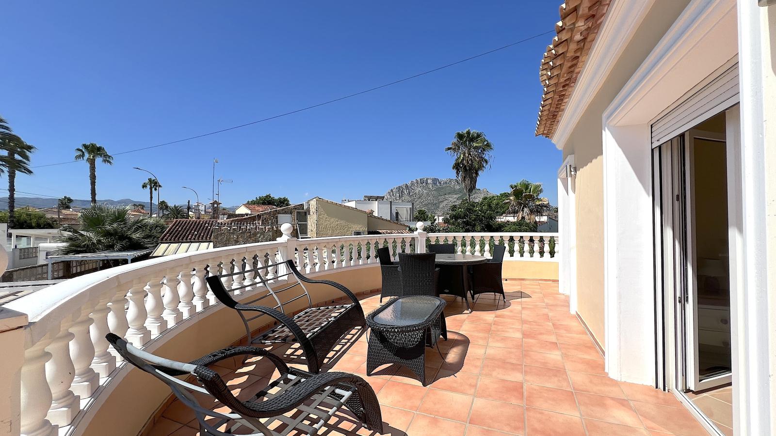 Impresionante villa de 4 dormitorios con piscina, cocina exterior y amplias terrazas.