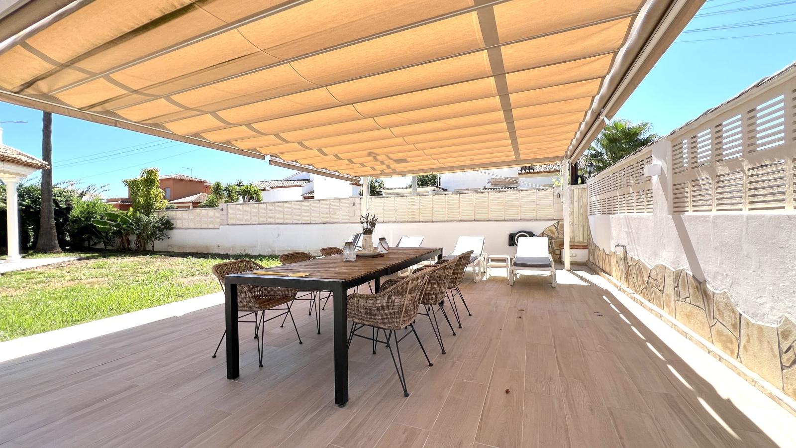 Impresionante villa de 4 dormitorios con piscina, cocina exterior y amplias terrazas.