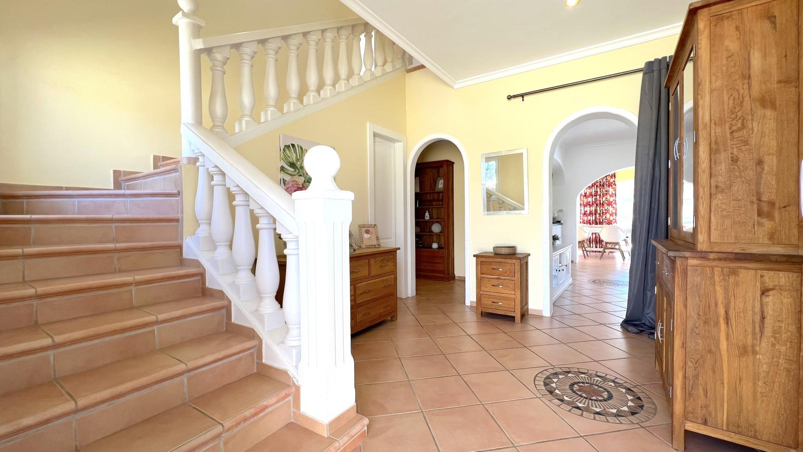 Impresionante villa de 4 dormitorios con piscina, cocina exterior y amplias terrazas.