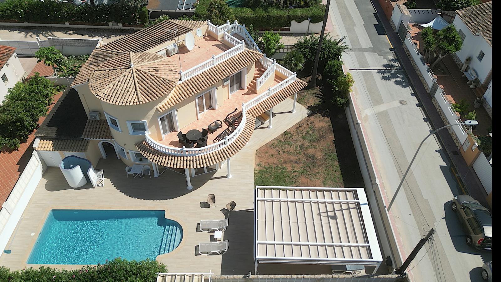 Impresionante villa de 4 dormitorios con piscina, cocina exterior y amplias terrazas.