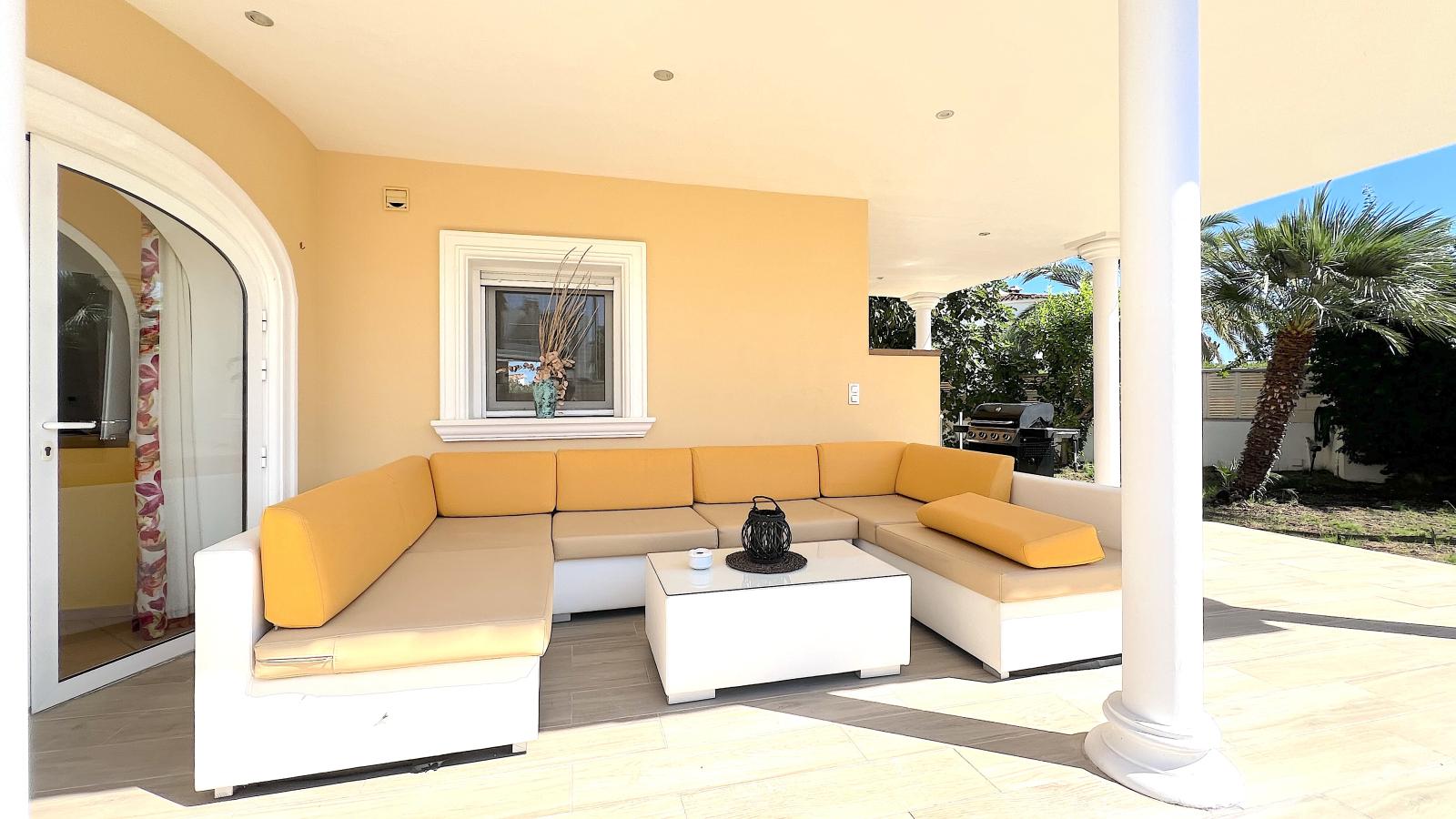 Impresionante villa de 4 dormitorios con piscina, cocina exterior y amplias terrazas.