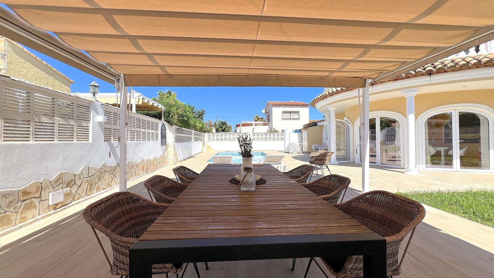 Impresionante villa de 4 dormitorios con piscina, cocina exterior y amplias terrazas.