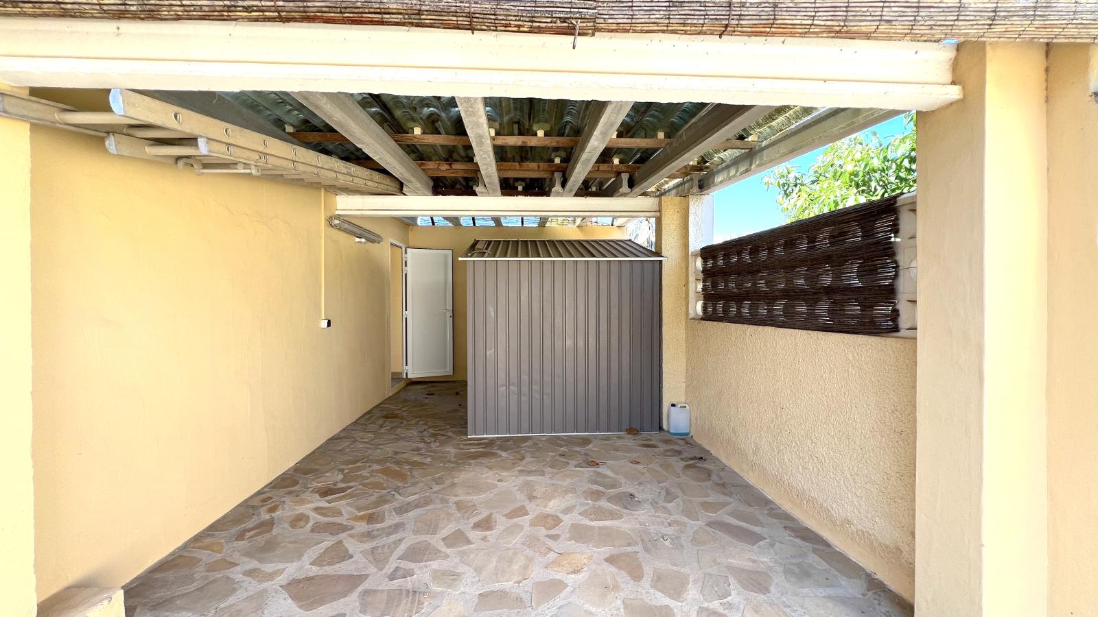 Impresionante villa de 4 dormitorios con piscina, cocina exterior y amplias terrazas.