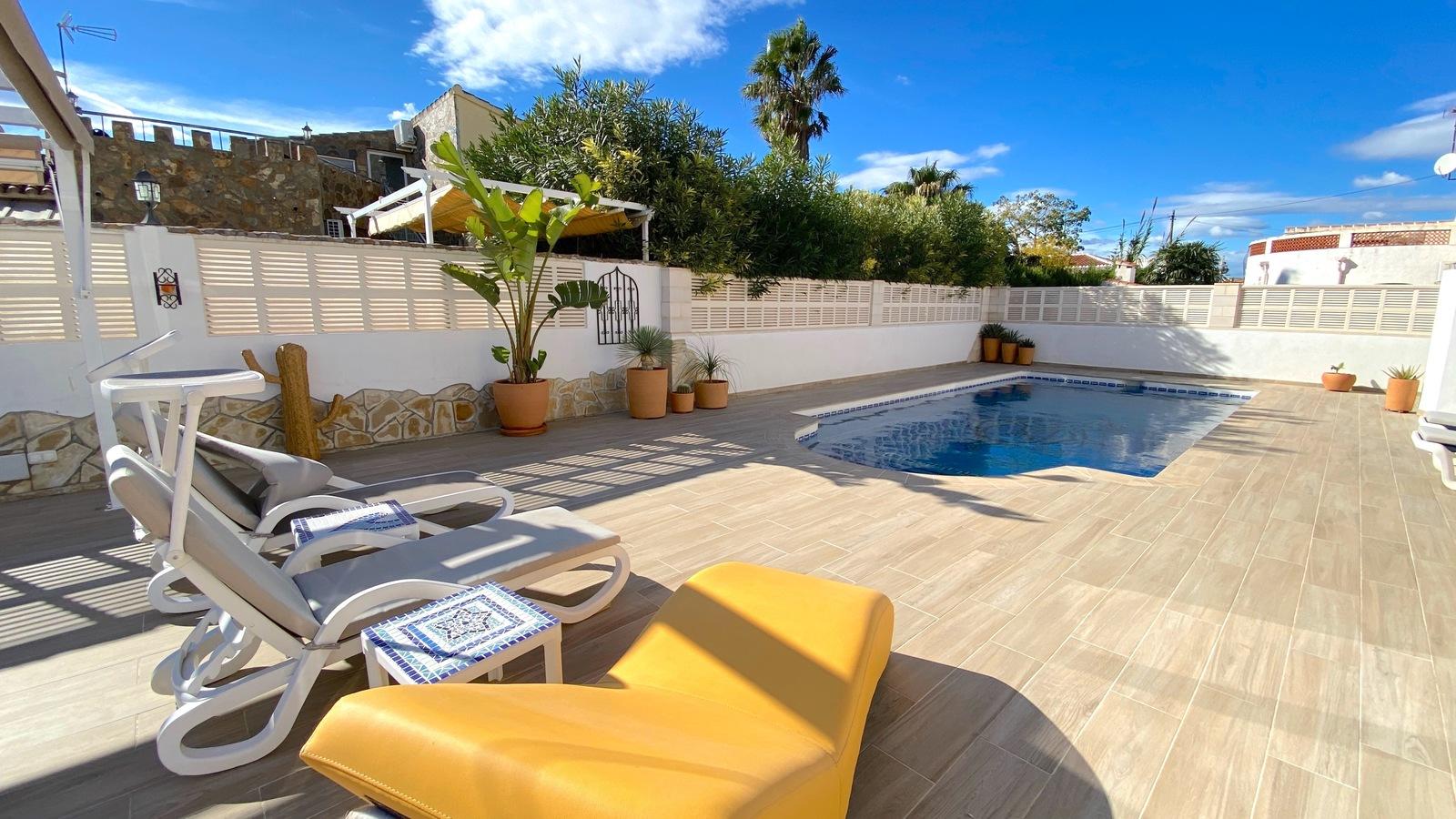 Impresionante villa de 4 dormitorios con piscina, cocina exterior y amplias terrazas.