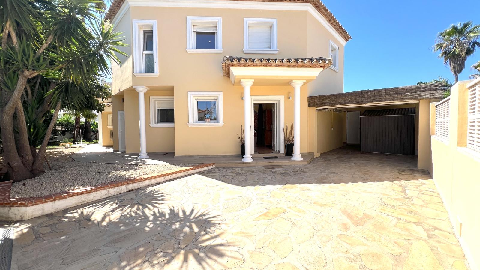 Impresionante villa de 4 dormitorios con piscina, cocina exterior y amplias terrazas.