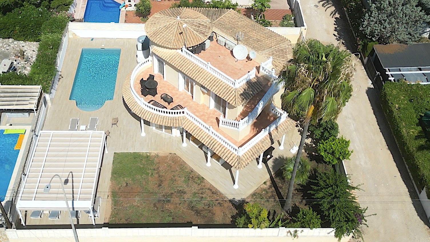 Impresionante villa de 4 dormitorios con piscina, cocina exterior y amplias terrazas.
