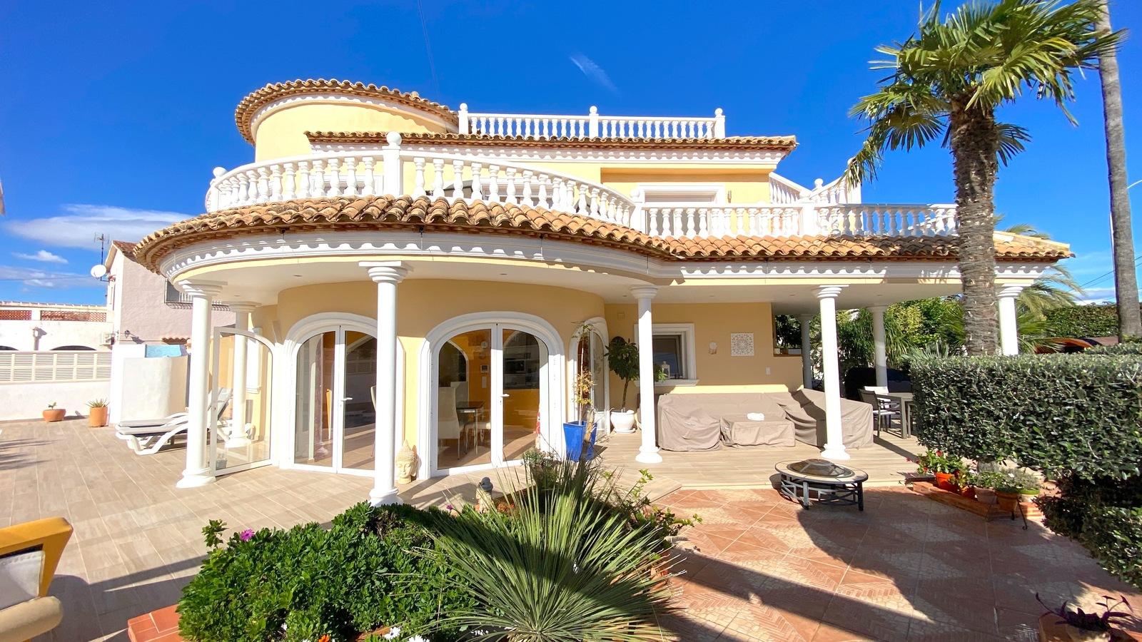 Impresionante villa de 4 dormitorios con piscina, cocina exterior y amplias terrazas.
