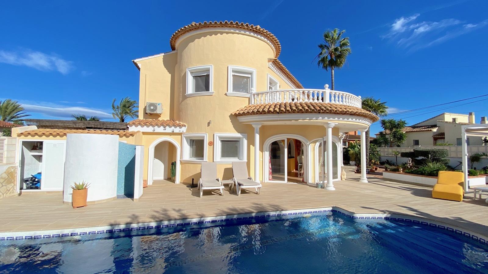 Impresionante villa de 4 dormitorios con piscina, cocina exterior y amplias terrazas.