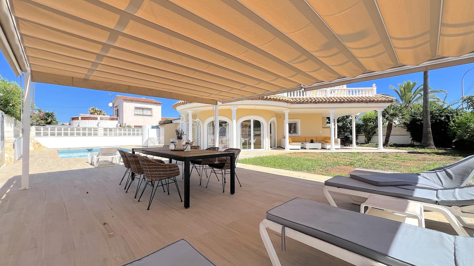 Impresionante villa de 4 dormitorios con piscina, cocina exterior y amplias terrazas.