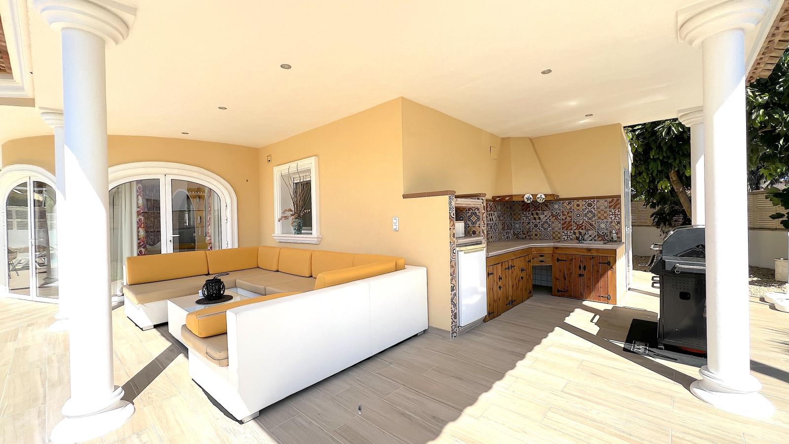 Impresionante villa de 4 dormitorios con piscina, cocina exterior y amplias terrazas.
