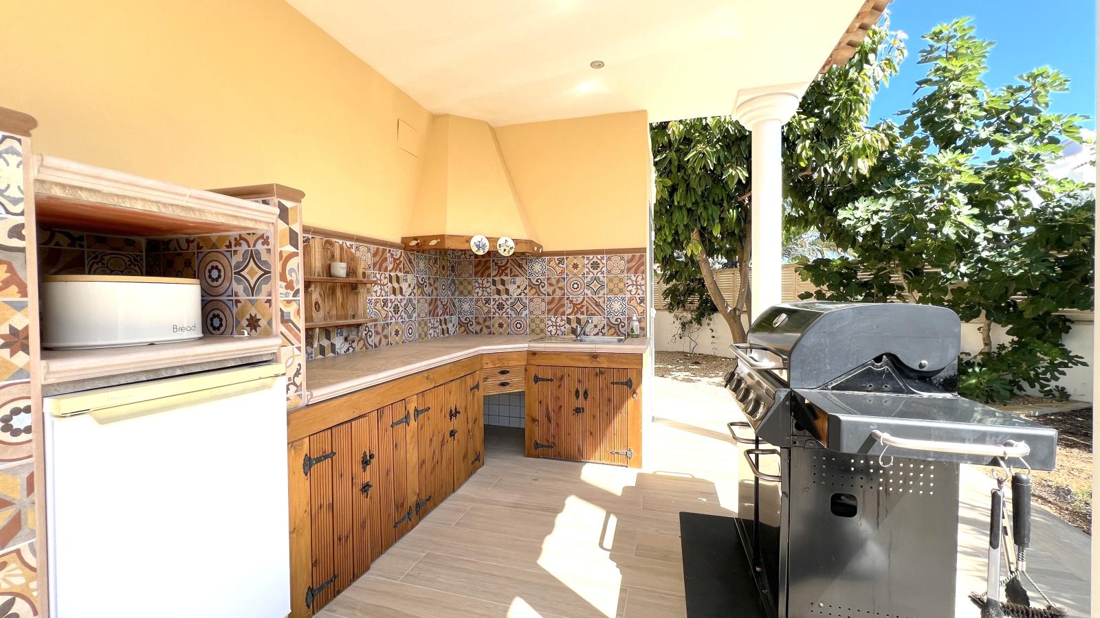 Impresionante villa de 4 dormitorios con piscina, cocina exterior y amplias terrazas.