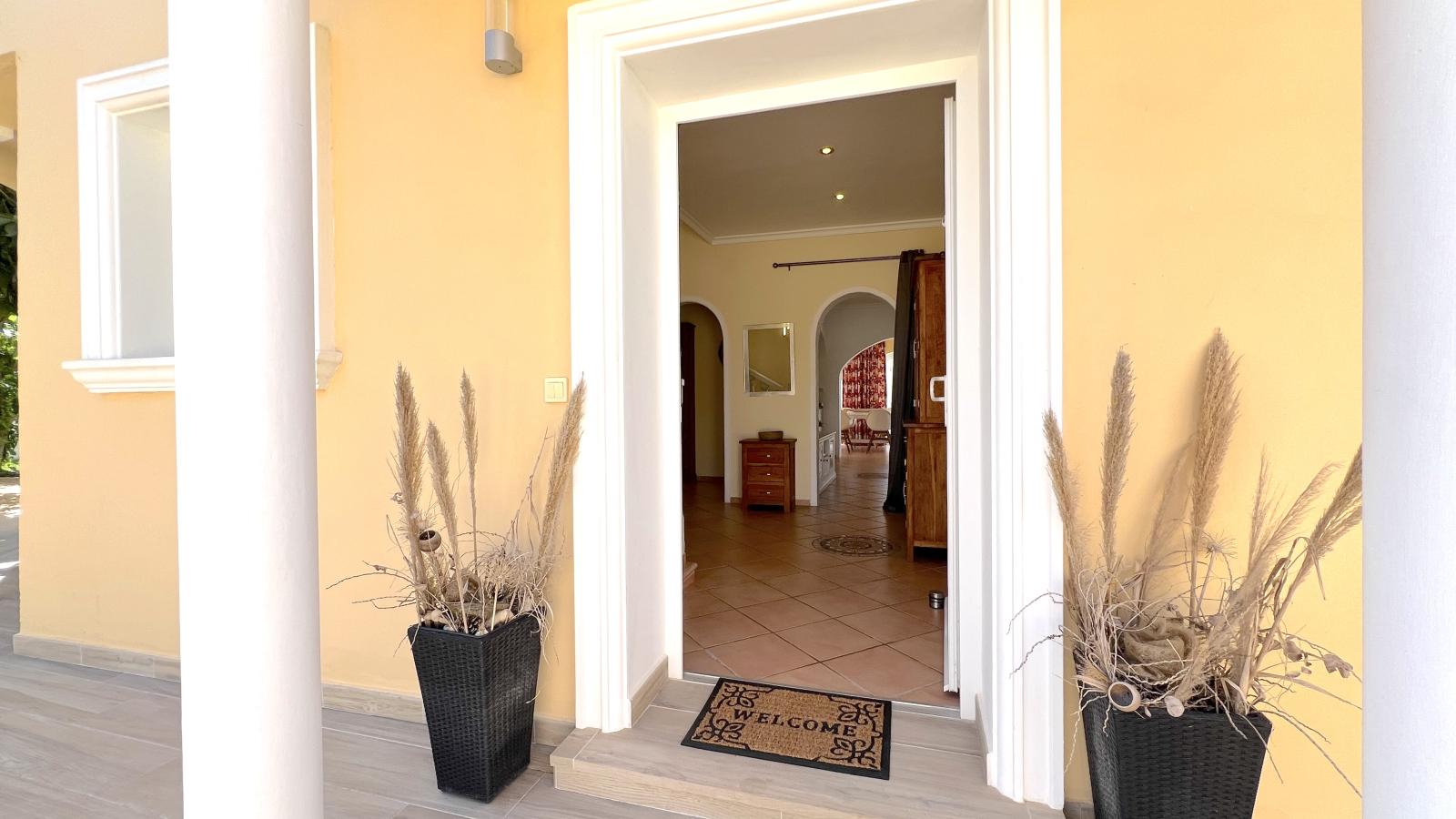 Impresionante villa de 4 dormitorios con piscina, cocina exterior y amplias terrazas.