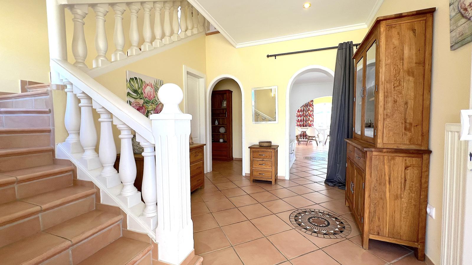Impresionante villa de 4 dormitorios con piscina, cocina exterior y amplias terrazas.