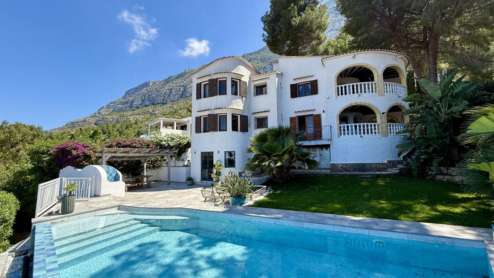 Villa exclusiva con vistas al mar, piscina infinity y espectacular zona exterior