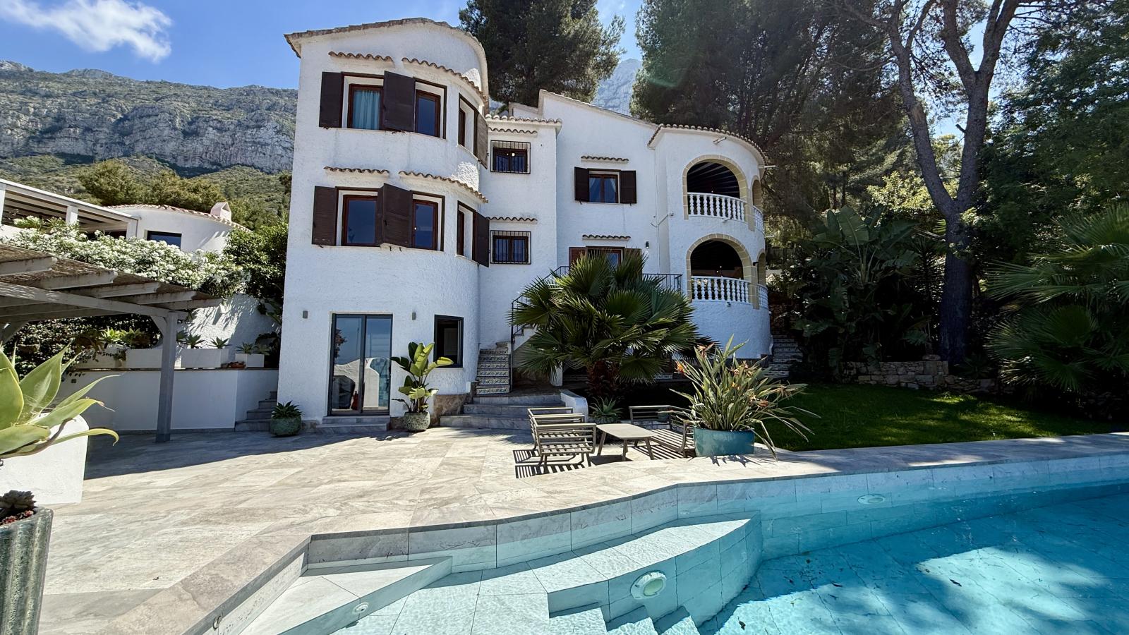 Villa exclusiva con vistas al mar, piscina infinity y espectacular zona exterior