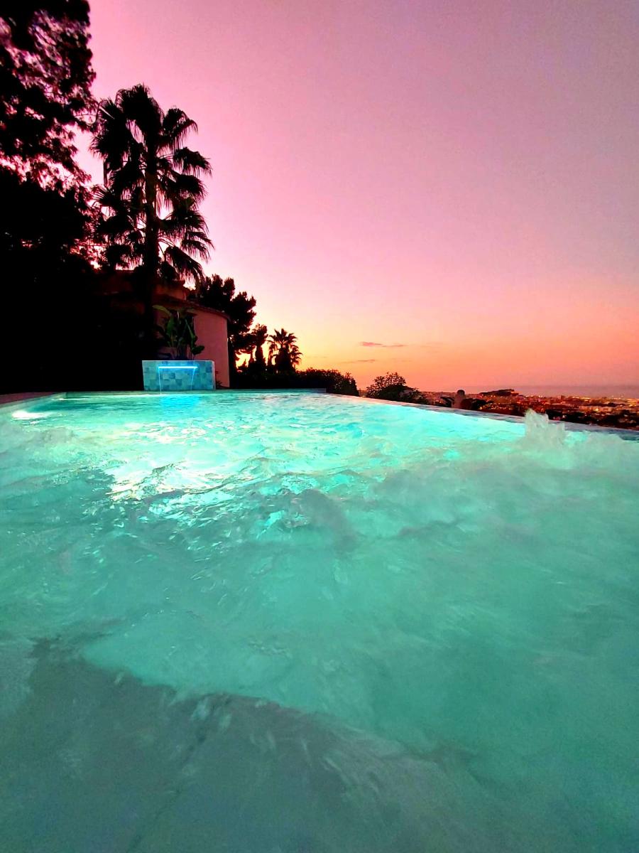Villa exclusiva con vistas al mar, piscina infinity y espectacular zona exterior