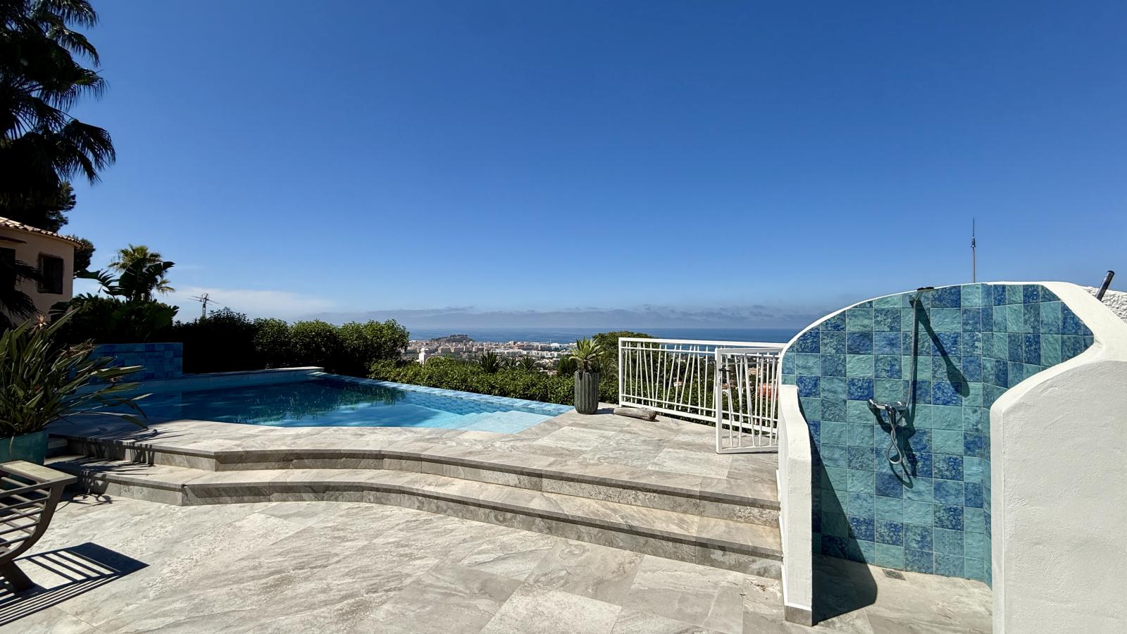 Villa exclusiva con vistas al mar, piscina infinity y espectacular zona exterior