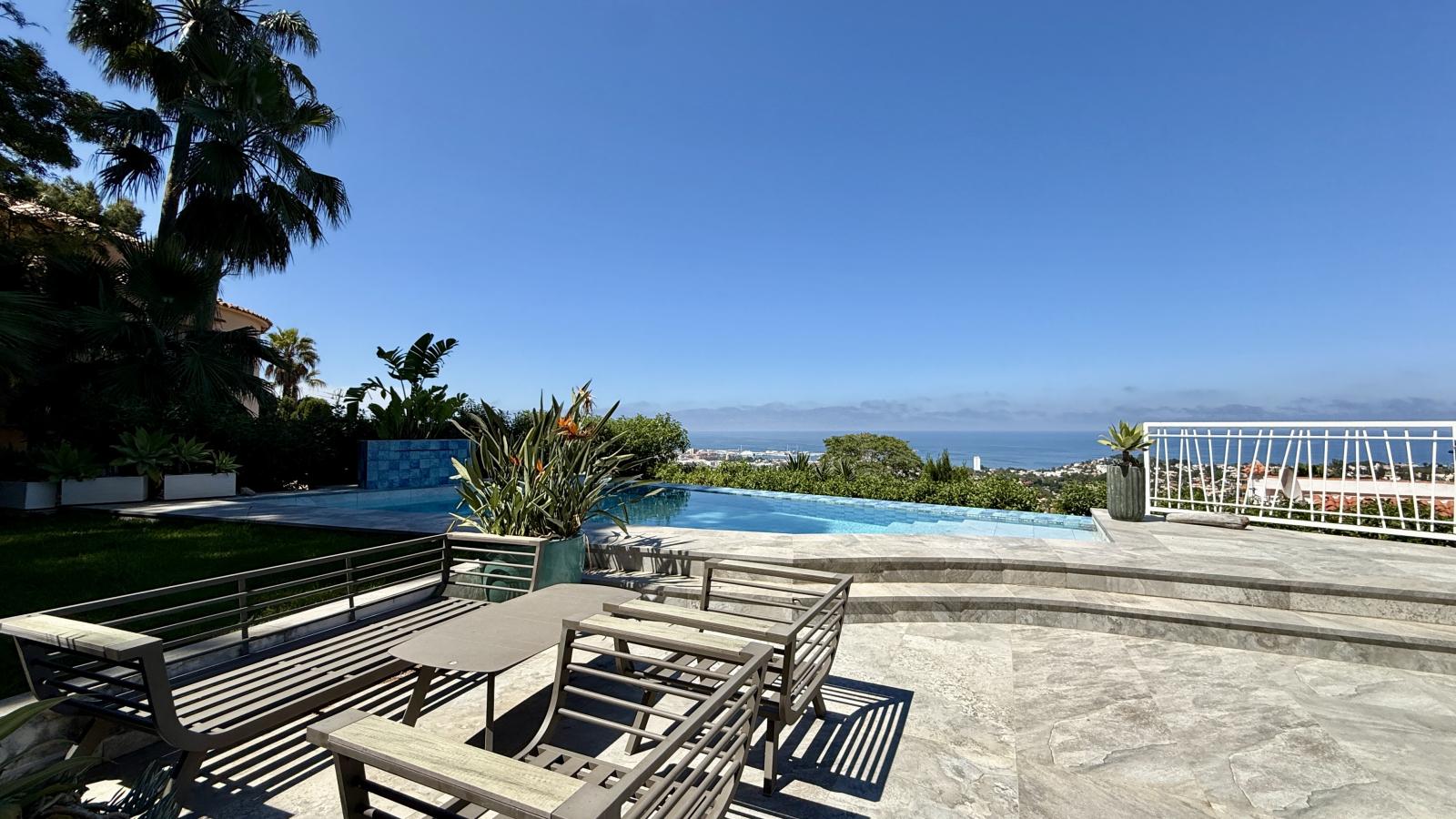 Villa exclusiva con vistas al mar, piscina infinity y espectacular zona exterior