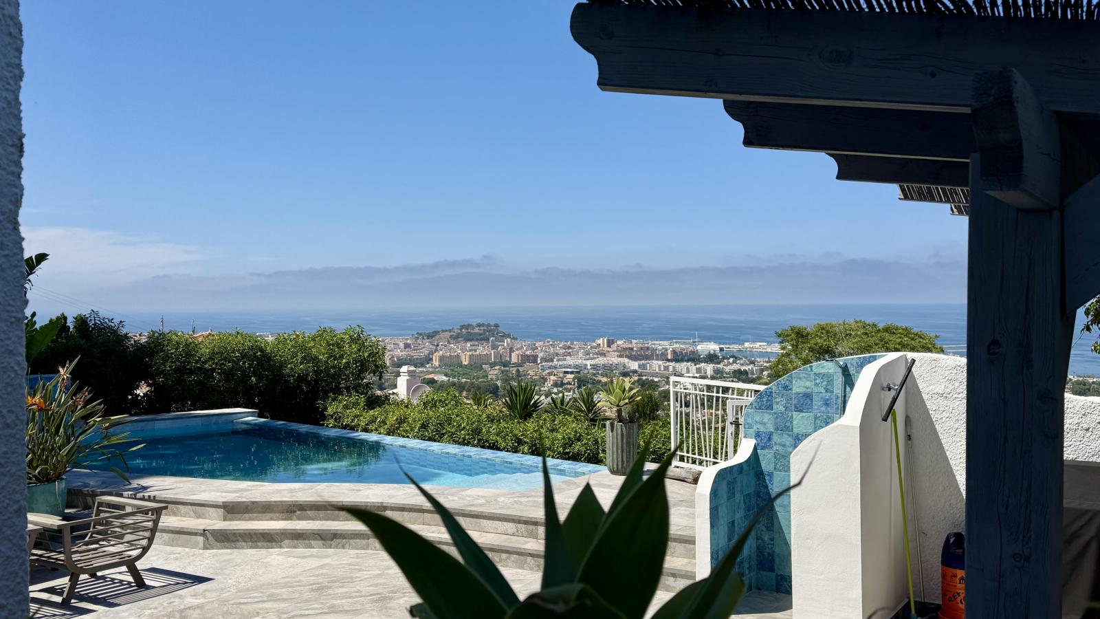 Villa exclusiva con vistas al mar, piscina infinity y espectacular zona exterior