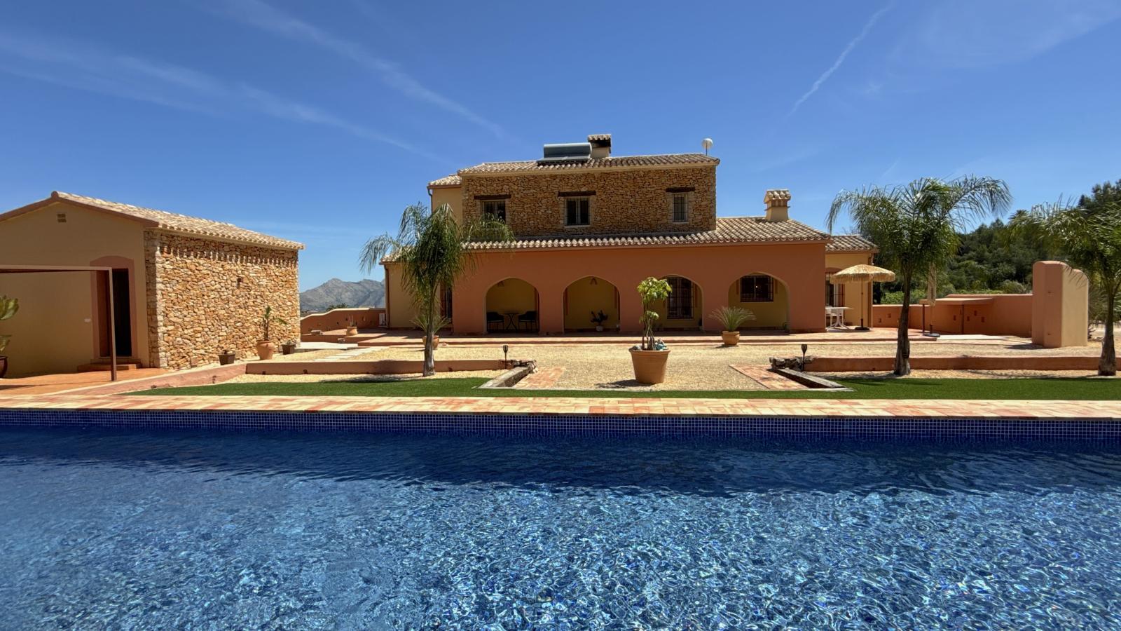 Un oasis de paz. Una propiedad de ensueño con un amplio terreno y total privacidad cerca de Denia, Oliva y Jávea.