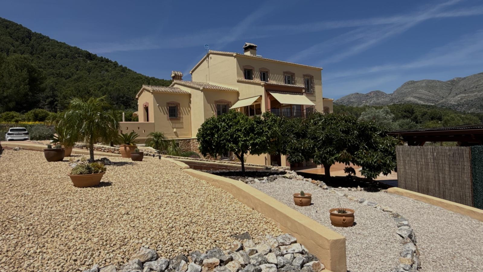 Un oasis de paz. Una propiedad de ensueño con un amplio terreno y total privacidad cerca de Denia, Oliva y Jávea.