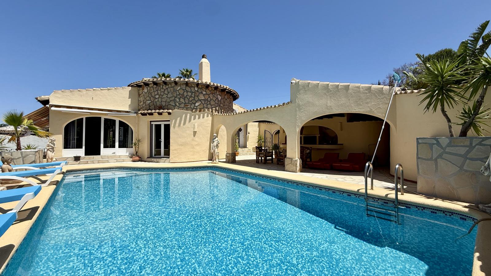 Exclusiva Villa con Piscina y Acabados de Alta Calidad en Monte Pego