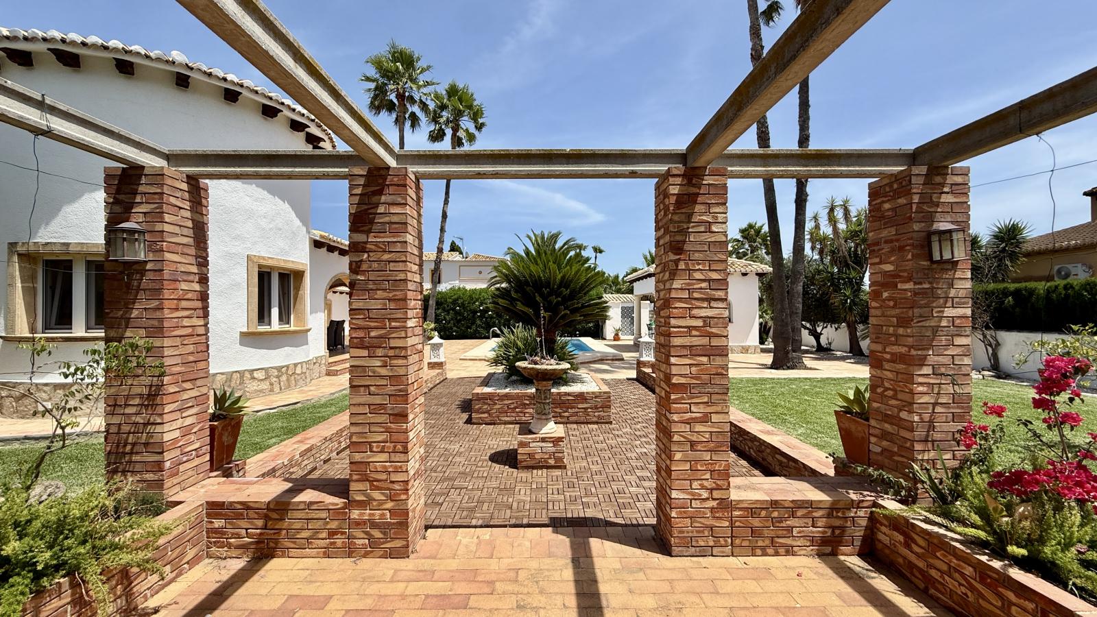 Villa de ensueño única cerca de Dénia, con una gran parcela esquinera y a pocos minutos a pie del mar.